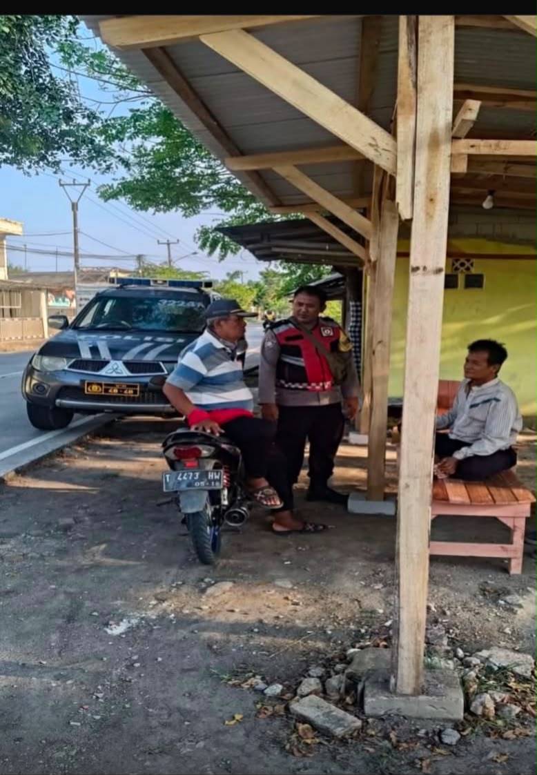 *Prekat Polsek Banyusari Giat Patroli Jalan Raya Antisipasi Kejahatan*  KARAWANG II Personil patroli Prekat Polsek Banyusari, Polres Karawang, Polda Jawa Barat Bhabin Aipda Abdul Rahman melaksanakan kegiatan patroli di Jalan Raya Gempol Kecamatan Banyusari Kabupaten Karawang. Hal itu dilakukan untuk mencegah terjadinya aksi kejahatan 3C maupun kejahatan jalanan di wilayah hukum Polsek Banyusari.  Patroli KRYD tersebut dilaksanakan oleh Aipda Abdul Rahman selaku personil polisi Prekat Polsek Banyusari, hal itu dilakukan dalam rangka menciptakan situasi Kamtibmas yang aman dan Kondusif di tengah meningkatnya kasus kejahatan jalanan.  “Melaksanakan patroli di tempat-tempat yang dianggap rawan kejahatan. Melaksanakan Patroli Jalan raya maupun tempat pemukiman warga serta obyek vital perbank kan, pertokoan, supermarket, perkantoran, sekolah, dan pasar,” ungkap nya.  Anggota juga memberikan monitoring, Patroli sendiri dilakukan di Jalan Raya Gempol Banyusari Karawang, dalam rangka mencegah terjadinya aksi kejahatan 3C maupun kejahatan jalanan yang ada di wilayah Kecamatan Banyusari.  “Kendati dinilai masih terlihat kondusif, namun Patroli tetap dilakukan , ini merupakan langkah antisipasi,” ujar nya.  Kapolres Karawang AKBP Fiki N Ardiansyah, S.H., S.I.K., M.K.P., M.Si melalui Kapolsek Banyusari Iptu Sugiarto menyebutkan pelaksanaan Patroli Prekat ini rutin dilaksanakan tiap hari. Hal tersebut diharapkan dapat mencegah niat buruk dari perilaku masyarakat yang ingin melanggar hukum.  “Selain dapat mencegah niat jahat para pelaku kriminalitas, juga sangat bermanfaat untuk mencari informasi yang berkembang di tengah masyarakat,” ucap Kapolsek, Kamis 25 Juni 2026.  Adapun yang menjadi route Patroli yakni disepanjang Jalan Raya Gempol.  Giat ini pun diharapkan mampu untuk memberikan rasa aman dan nyaman kepada masyarakat.  “Kita sangat berharap Banyusari aman dan kondusif. Sehingga masyarakat merasa nyaman,” jelas Kapolsek.  Pihaknya berharap, dengan dilaksanakannya Patroli ini masyarakat bisa merasa dibantu. jika ada masalah cepat dilaporkan dan ditangani oleh aparat kepolisian.  “Semoga kita di polri bisa tetap memberikan pelayanan yang terbaik untuk masyarakat. Apapun keluhan masyarakat akan ditanggapi langsung,” pungkas Kapolsek.  Polres Karawang_AKBP Fiki N Ardiansyah