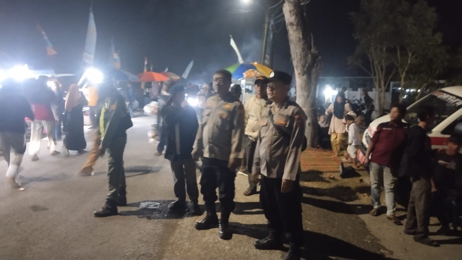 Kapolsek Banyusari Ciptakan Keamanan di Acara Hiburan Seni Budaya di Desa Gempol