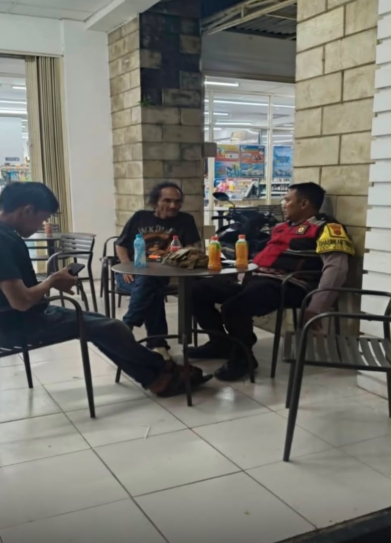 Anggota Bhabin Polsek Banyusari Melaksanakan Sosialisasikan Bahaya Judi Online Kepada Masyarakat