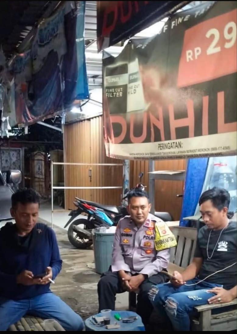 Kapolsek Banyusari Ikut Serta Dalam Giat Ronda Bersama Warga