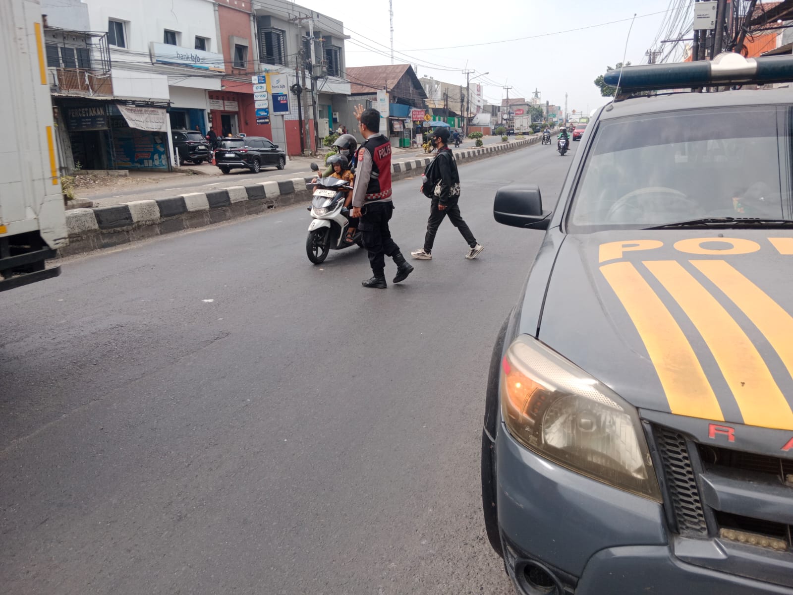 Personel Samapta Polsek Klari Laksanakan Gatur Lalin di Depan SMP Klari