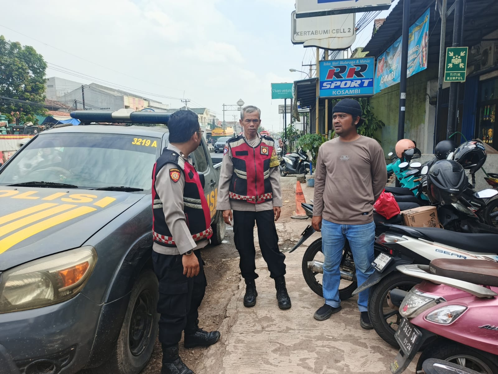 Personil Patroli Polsek Klari Satroni Warga di Parkiran Bank BNI