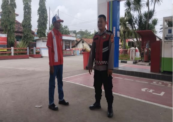 Kunjungi SPBU, Prekat Polsek Banyusari Berikan Rasa Aman