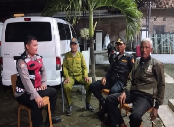 Kapolsek Banyusari Ikut Serta Dalam Giat Ronda Bersama Warga