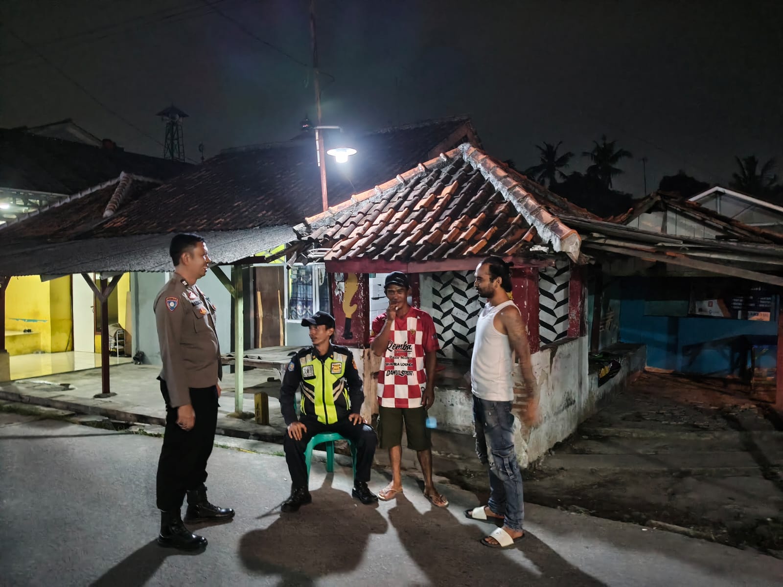 Bhabinkamtibmas Desa Walahar Sambangi Poskamling Dusun Rawaungu
