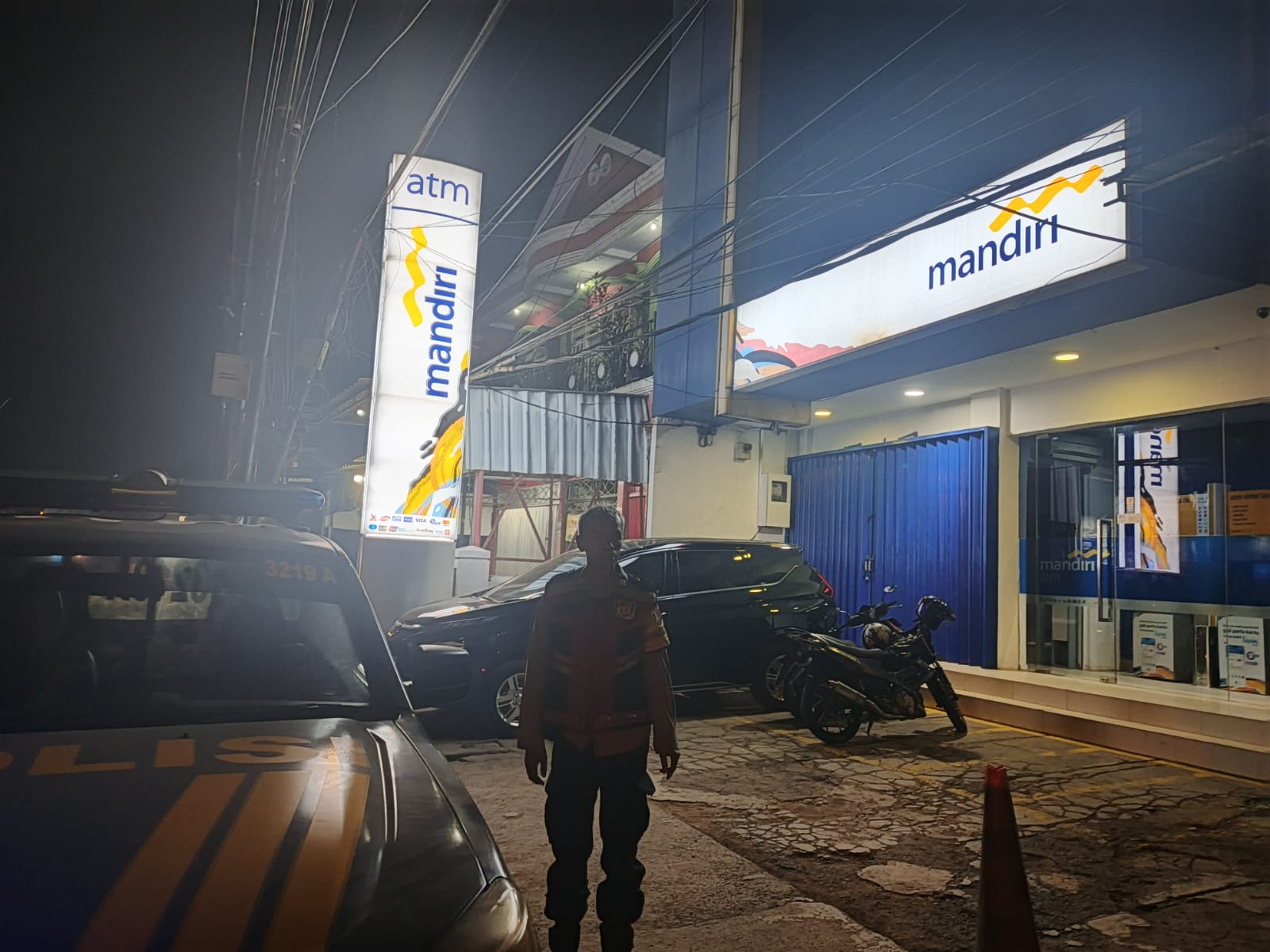 Ciptakan Situasi Bank Mandiri Aman dan Kondusif, Połsek Klari Patroli Dialog Kamtibmas bersama Security