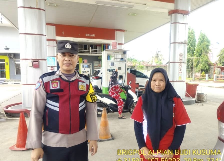 Kunjungi SPBU, Prekat Polsek Banyusari Berikan Rasa Aman