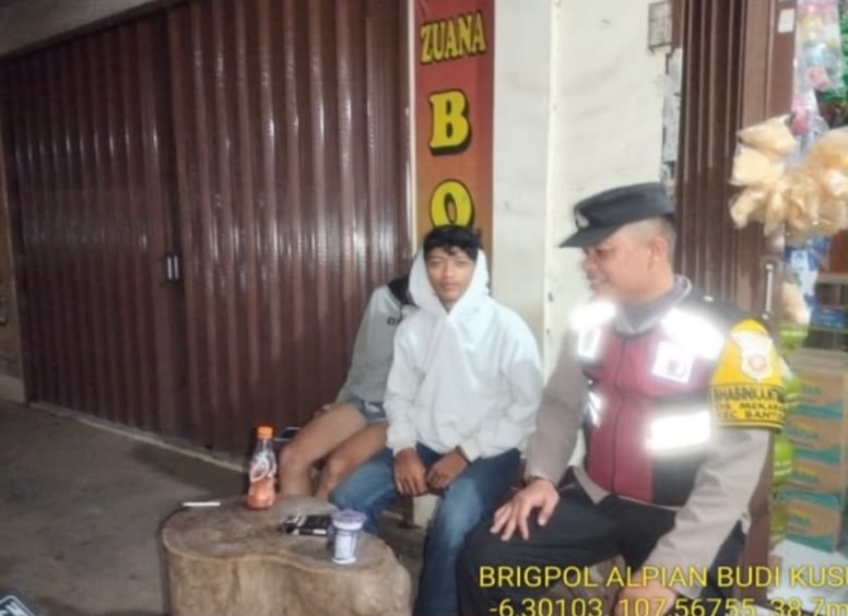 Kapolsek Banyusari Ikut Serta Dalam Giat Ronda Bersama Warga