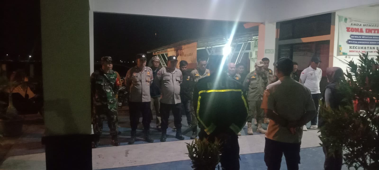 Kapolsek Banyusari Pimpin Gelar Apel Persiapan KRYD di Kecamatan Banyusari