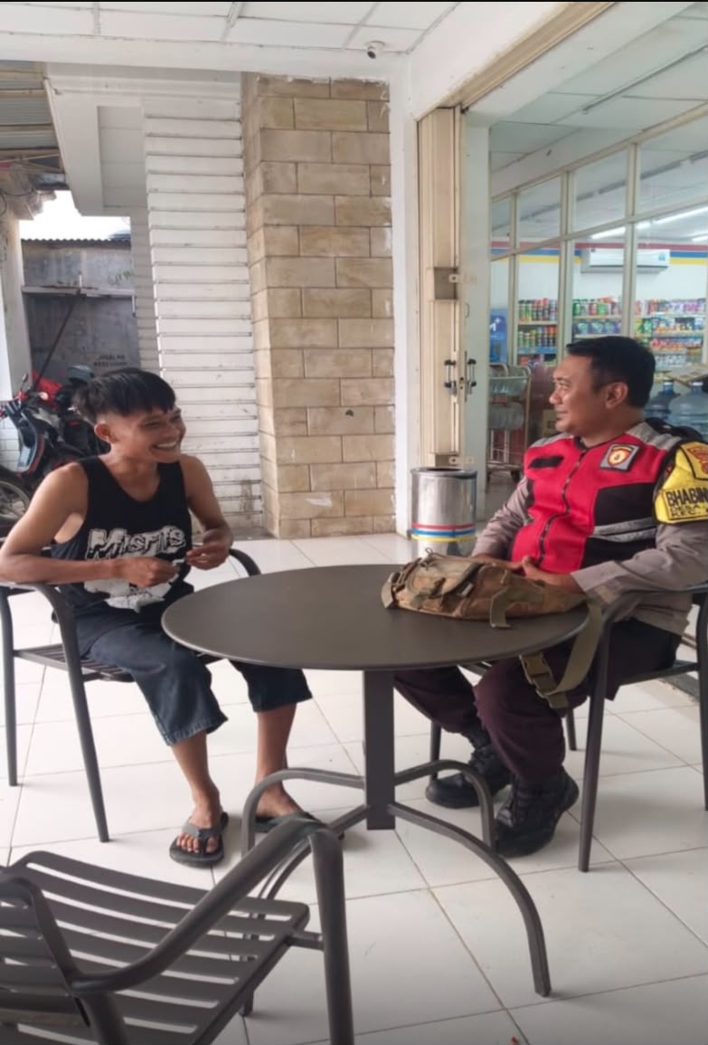 Anggota Bhabin Polsek Banyusari Melaksanakan Sosialisasikan Bahaya Judi Online Kepada Masyarakat