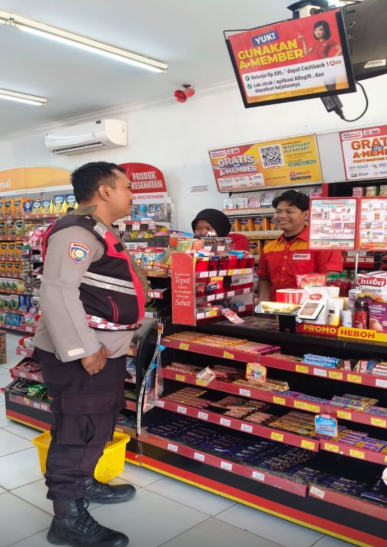 Giat Patroli Perekat Supermarket Alfamart Gempol Guna Antisipasi Kejahatan