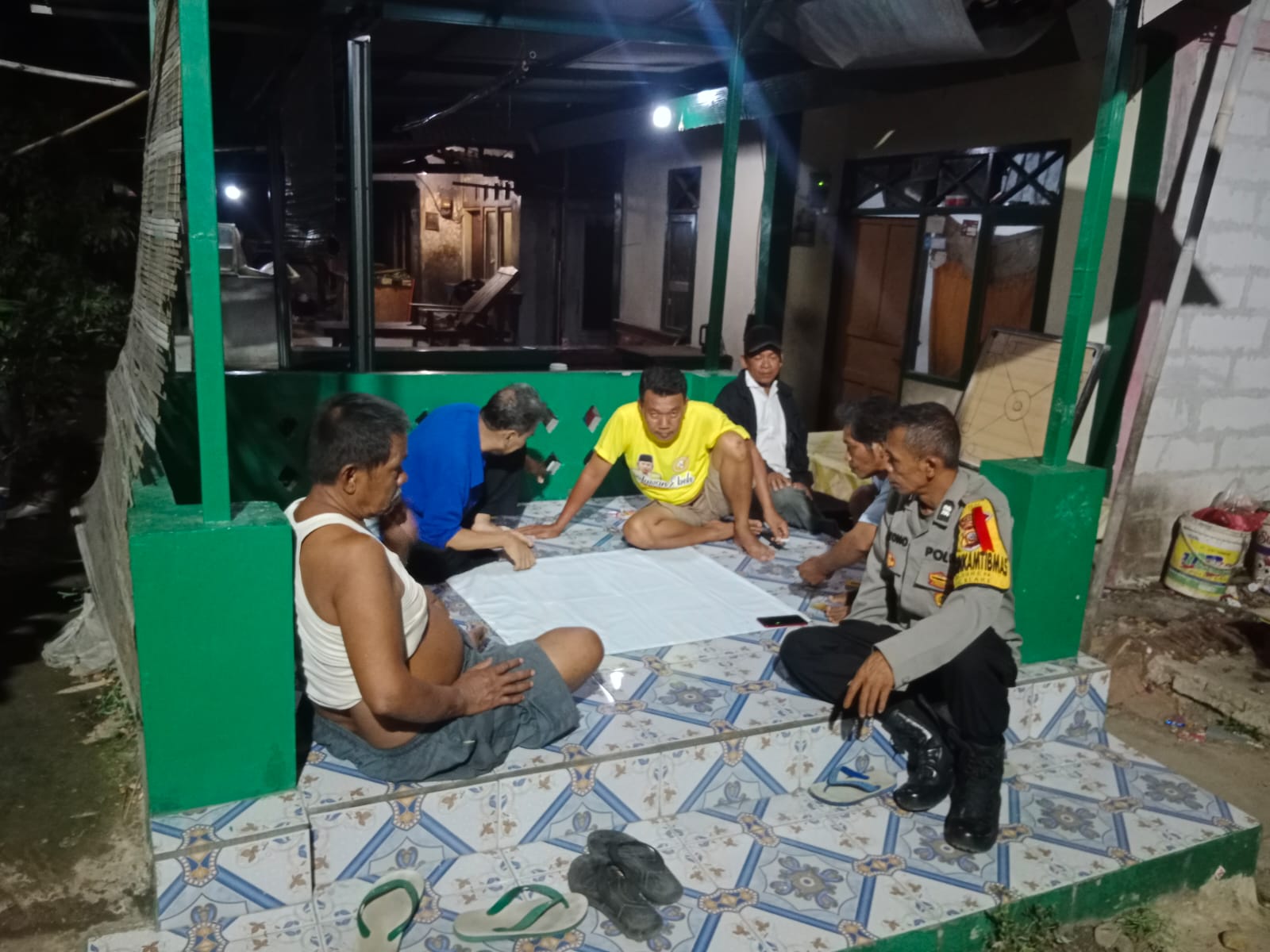 Bhabinkamtibmas Polsek Klari Desa Duren Sambangi Warga Saat Ronda Malam