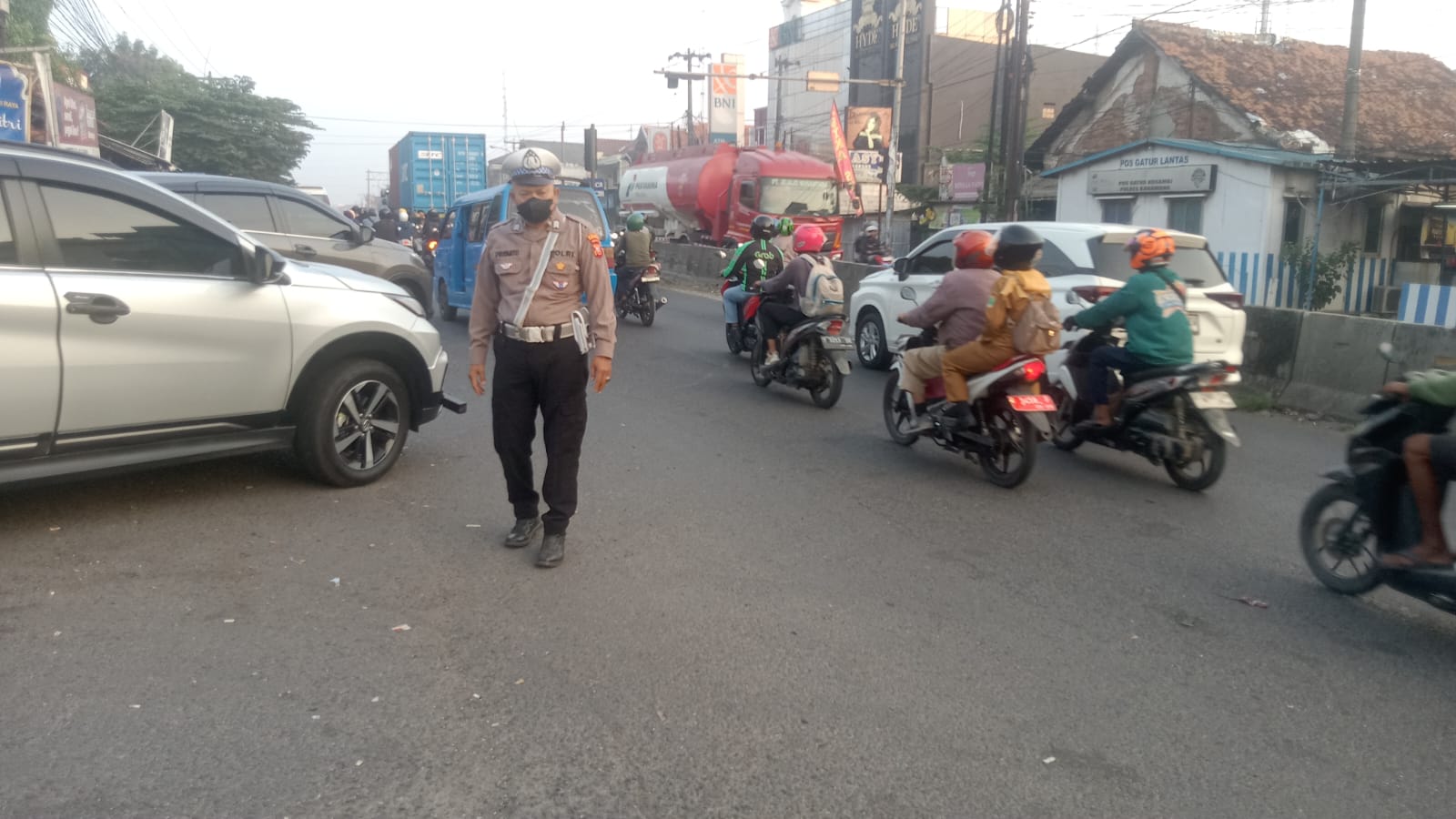 Unit Lantas Polsek Klari Hadir di Tengah Masyarakat Lakukan Pengaturan Arus Lalin