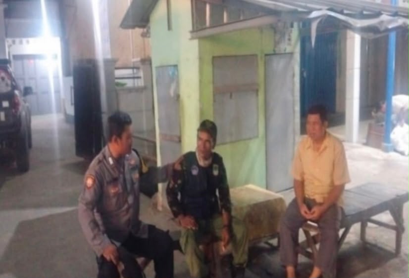 Kapolsek Banyusari Ikut Serta Dalam Giat Ronda Bersama Warga