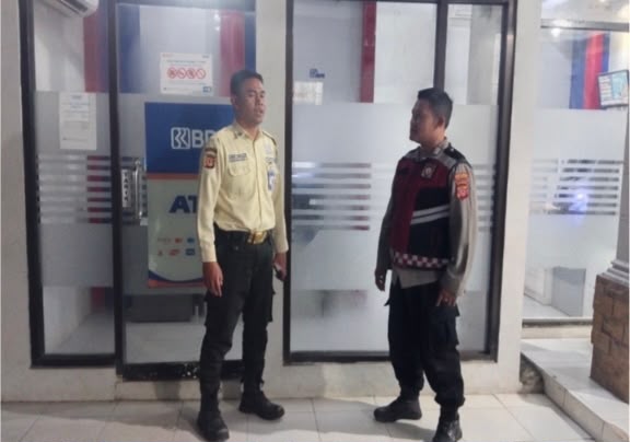 *Kunjungi Bank BRI Gempol Patroli Prekat Polsek Banyusari di Malam Hari