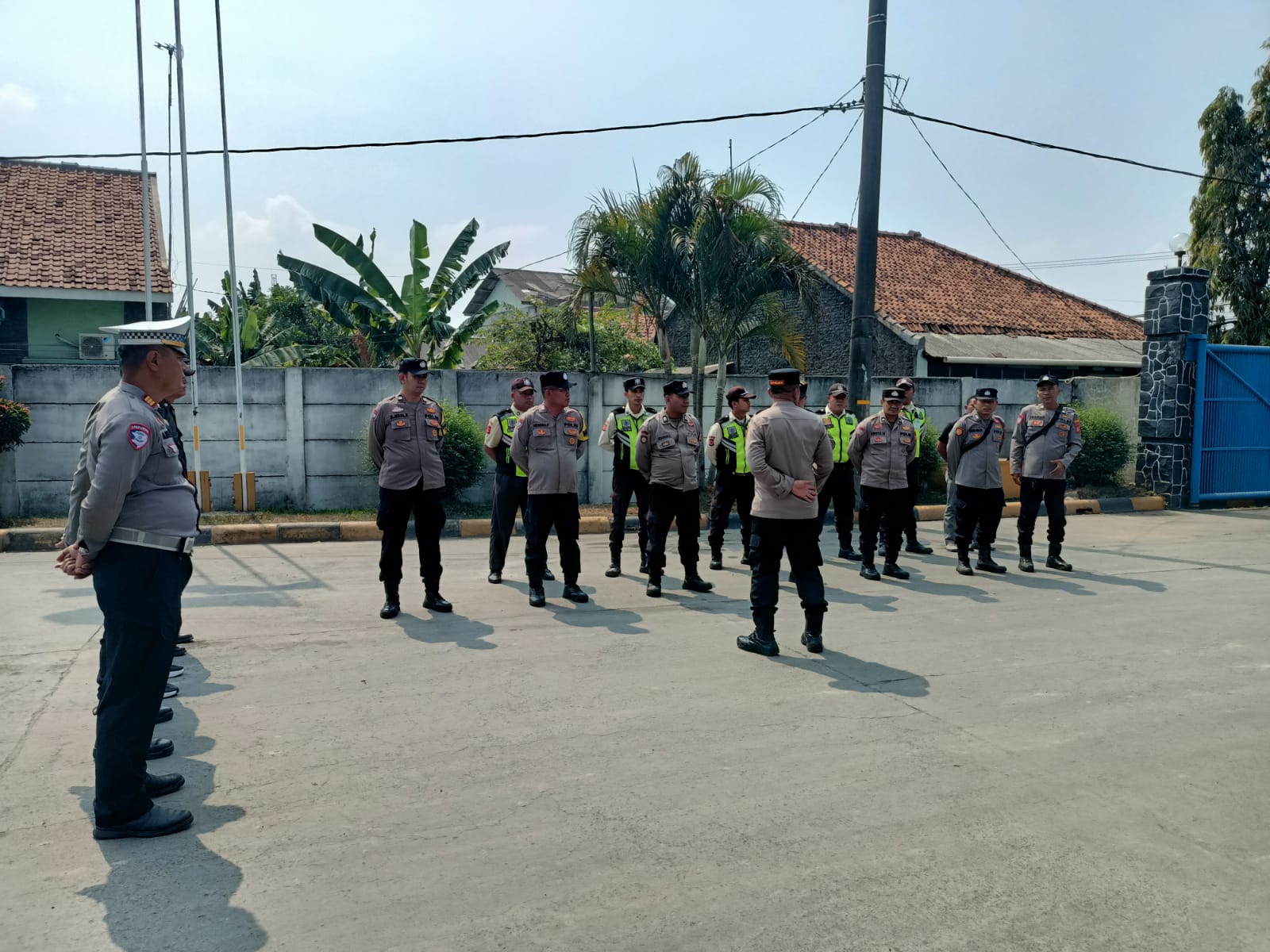 Kapolsek Klari Pimpin Apel Kesiapan Pengamanan Aksi Unras Karang Taruna Wirasena Desa Walahar ke PT Danwoo Steel Sejati