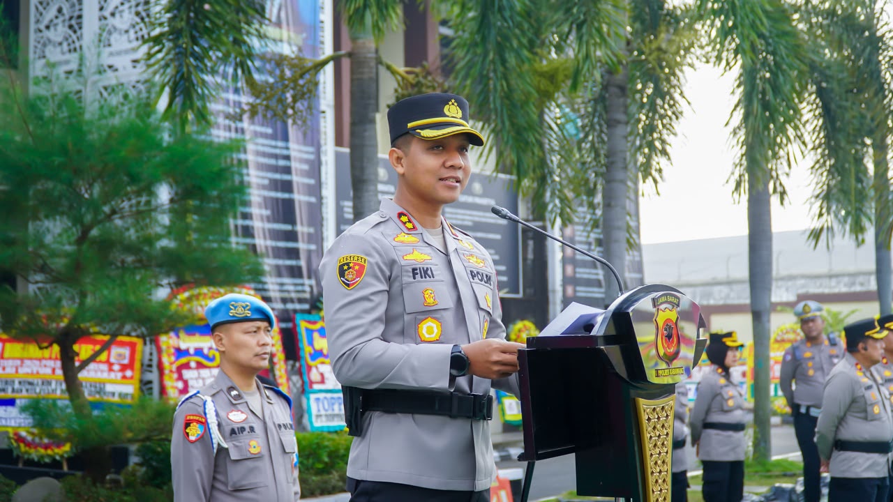 Kapolres Karawang Pimpin Langsung Upacara Kenaikan Pangkat Reguler dan Pengabdian di Polres Karawang