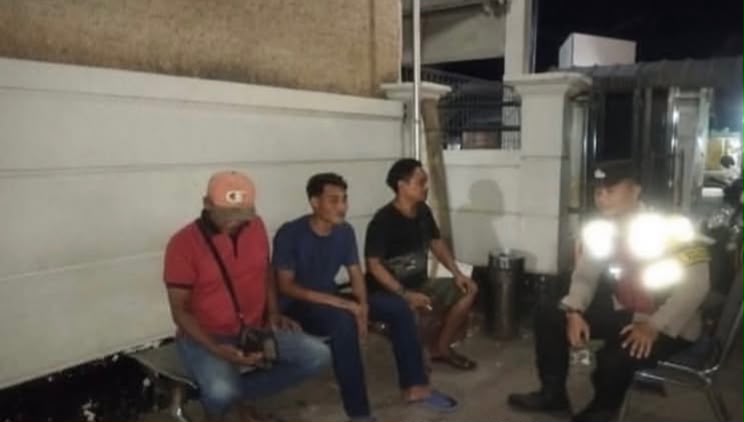 Kapolsek Banyusari Ikut Serta Dalam Giat Ronda Bersama Warga