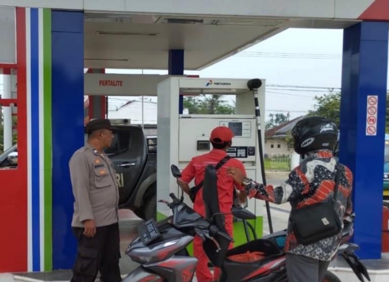 Kunjungi SPBU, Prekat Polsek Banyusari Berikan Rasa Aman
