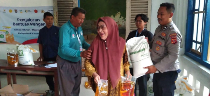Bhabinkamtibmas Desa Balonggandu Lakukan Pengamanan Penyaluran Bantuan Pangan