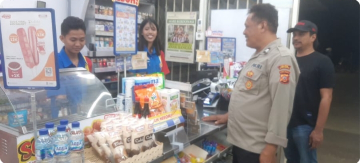 Personil Polsek Telukjambe Barat Sampaikan Pesan Kamtibmas ke Karyawan Indomart