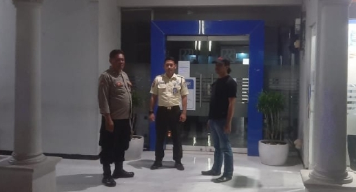 Ciptakan Situasi Bank BRI Aman dan ATM Aman, Personil Polsek Telukjambe Barat Beri Pesan Kamtibmas Ke Security