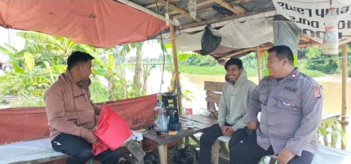 Anggota Patroli Polsek Telukjambe Barat Sambang Dialog Dengan Juru Parkir