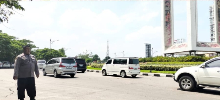 Personil Polsek Telukjambe Barat Lakukan Patroli Siang Strongpoin di Bunderan Novotel