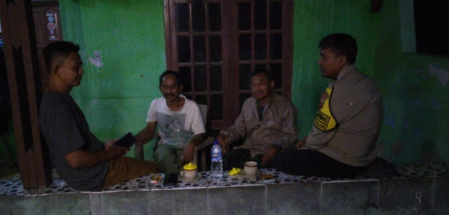Bhabinkamtibmas Polsek Jatisari Patroli Malam Sambangi Pemukiman Warga ‎