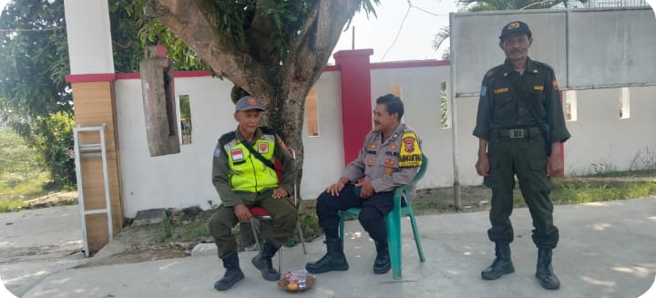 Personel Polsek Telukjambe Barat Berikan Penyuluhan Kamtibmas kepada Anggota Linmas Desa Karangmulya