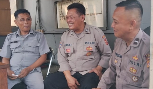 Personel Polsek Telukjambe Barat Ingatkan Security Pertokoan Mahogany untuk Tingkatkan Kewaspadaan dan Jaga Kamtibmas