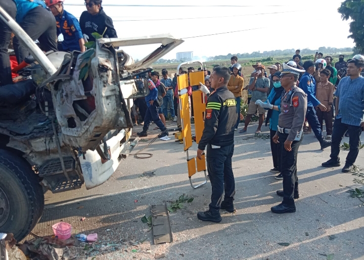 Polisi Selidiki Insiden Pohon Tumbang yang Tewaskan Sopir Truk di Karawang