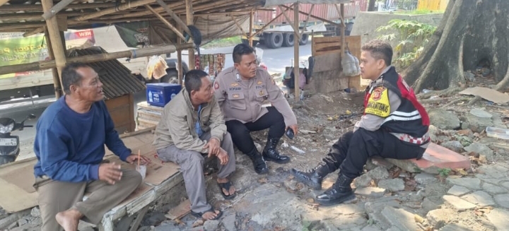 Personil Polsek Telukjambe Barat Laksanakan Patroli Sambang Warga
