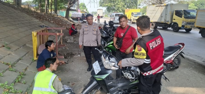 Personil Polsek Telukjambe Barat Laksanakan Patroli Sambang Warga