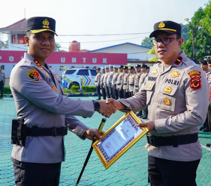 Kapolres Karawang Pimpin Upacara Kenaikan Pangkat Pengabdian dan Beri Penghargaan ke 15 Personel Berprestasi