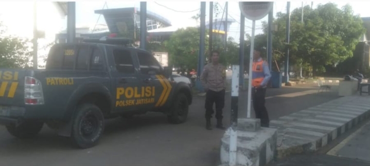Patroli Polsek Jatisari Sambangi Pegawai UPPKB Jembatan Timbangan Balonggandu, Sampaikan Pesan Kamtibmas