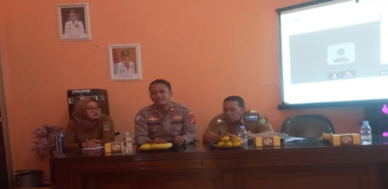 Panit Lantas Polsek Jatisari Hadiri Rapat Minggon Desa Cikalongsari