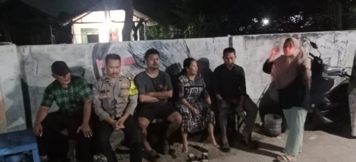 Bhabinkamtibmas Desa Balonggandu Serap Keluhan Warga Malam Hari