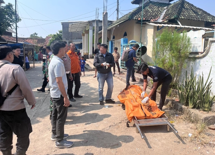 Mayat Pria Tanpa Identitas Ditemukan Mengambang di Sungai Citarum Karawang, Polisi Lakukan Identifikasi