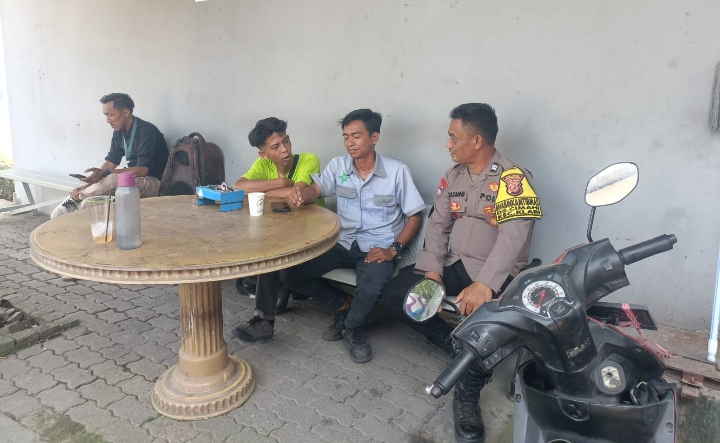 Bhabinkamtibmas Polsek Klari Sampaikan Bahaya Judol Kepada Warga Dusun Ciwaringin