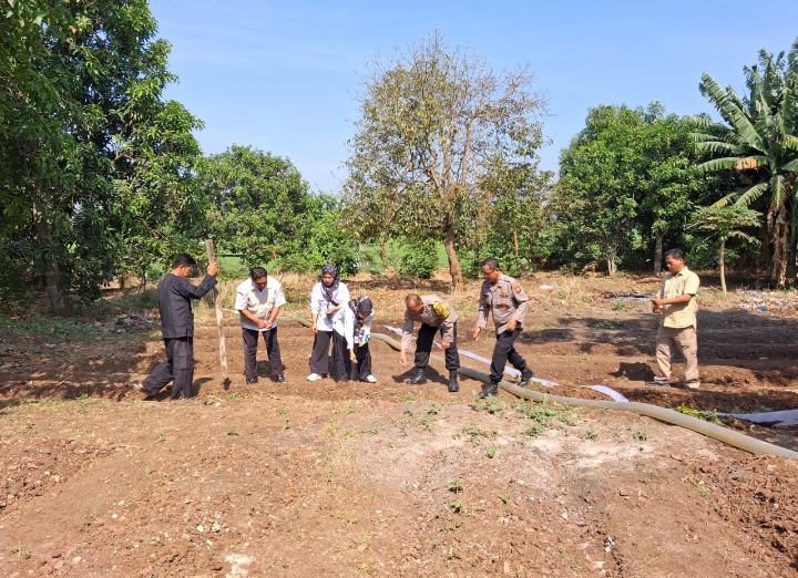 Polres Karawang Melalui Jajarannya Ikut Serta dalam Penanaman Jagung, Dukung Program Ketahanan Pangan Nasional