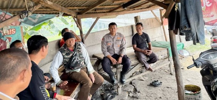 Personil Patroli Polsek Telukjambe Barat Berikan Nomor Layanan Masyarakat “Lapor Pak Kapolres”