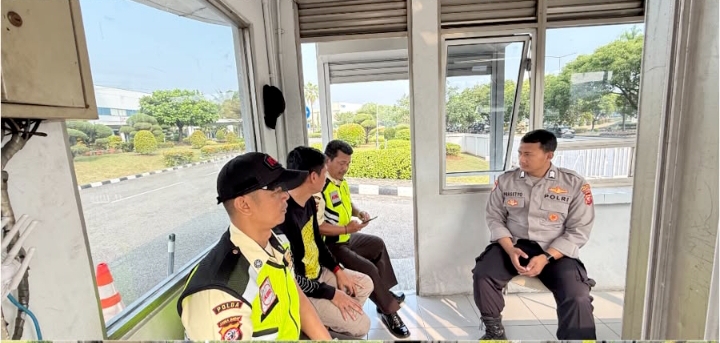 Anggota Polsek Telukjambe Barat Brigpol Indra Dwi Prasetyo Patroli Harkamtibmas Sambangi Pos Security Graha KIIC