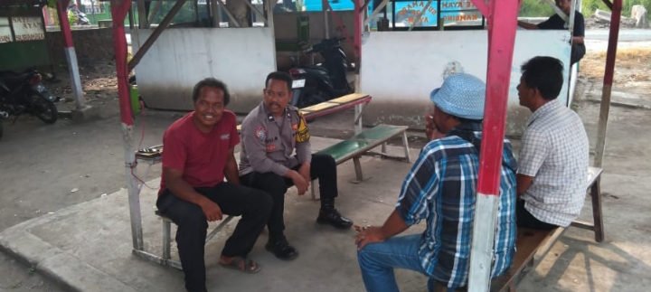 Bhabinkamtibmas Polsek Jatisari Berikan Pesan Kamtibmas Saat Sambang Pangkalan Ojeg