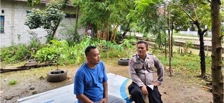 Patroli Siang Personil Polsek Telukjambe Sambangi Warga Dusun Badami