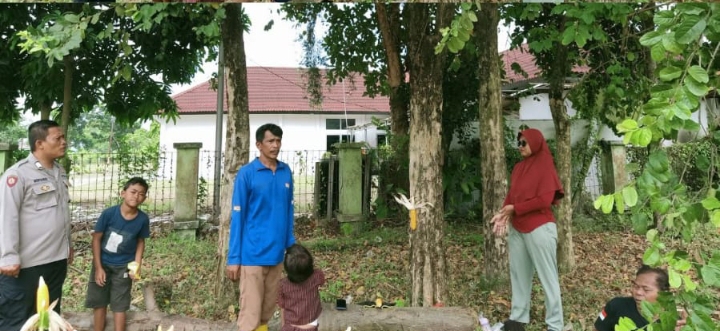 Personil Telukjambe Barat Edukasi Kamtibmas kepada Warga Kampung Calung