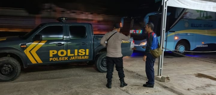 Personil Polsek Jatisari Gelar Patroli KRYD Malam di Pertigaan Perum Cikampek Baru