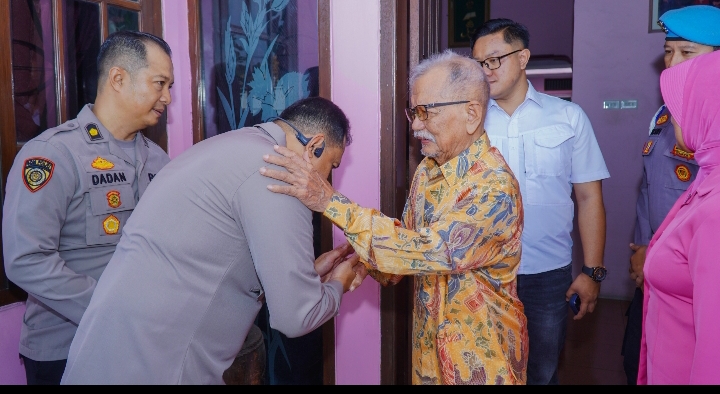 Jelang Hari Bhayangkara ke-80, Polres Karawang Gelar Anjangsana Ke Purnawirawan Polri Dan Warakawuri
