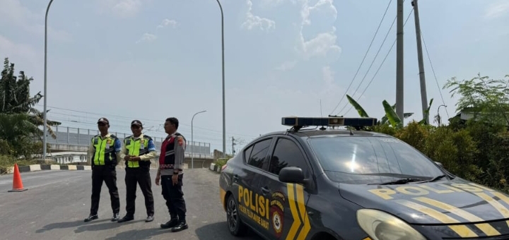 Tingkatkan Kewaspadaan, Samapta Polsek Telukjambe Barat Sambang Security Kawasan Industri