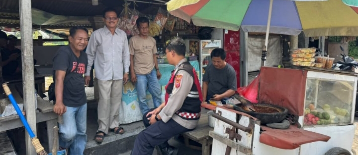 Personil Polsek Telukjambe Barat Patroli Siang, Sambangi Warga Dusun Batu Tulis